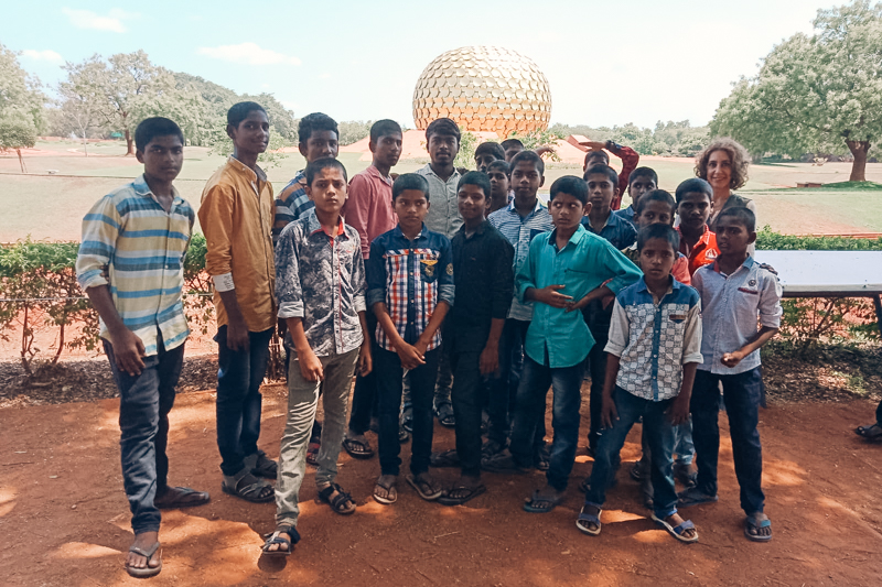 Les garçons de Vudhavi Karangal visitent Auroville